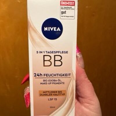 Nivea BB Tagespflege 5in1 24h Feuchtigkeit mittel/dunkel LSF15 50ml